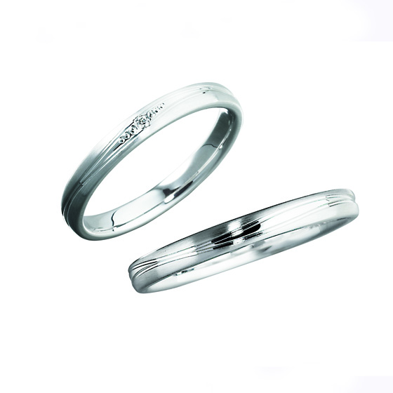 ストレートのリングに緩やかなラインを施したシンプルな結婚指輪。