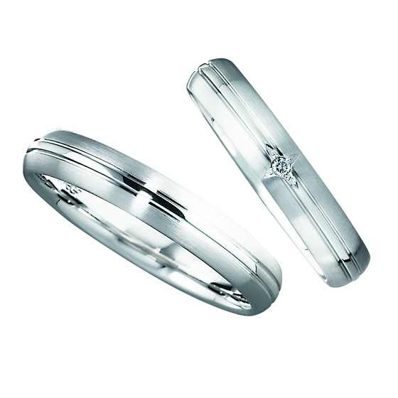 シンプルな甲丸タイプの結婚指輪です。中央にラインを施し、一筋の光を加えたかのようなデザイン。