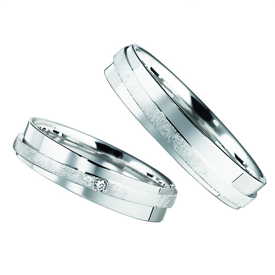 ストレートの結婚指輪に流れようなつや消し加工を施したデザイン。シンプルすぎないデザインが性別問わず人気です。