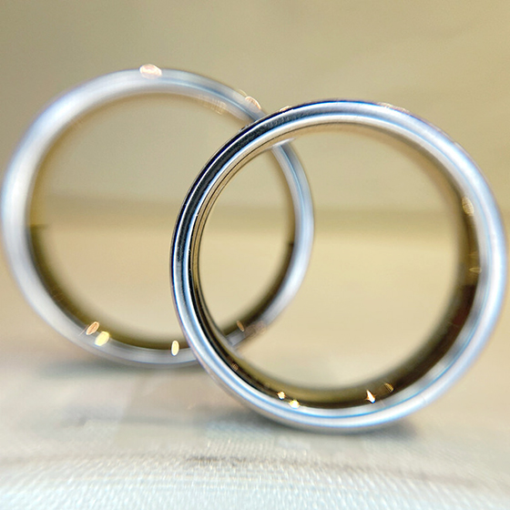 側面の厚みもしっかりあり、今後長く使用する結婚指輪として安心できるボリューム感です。
