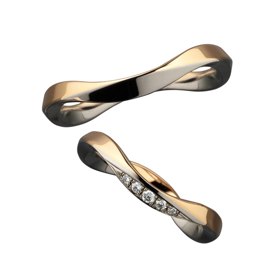 存在感のあるコンビネーションの結婚指輪。緩やかな曲線と指になじむ滑らかなデザイン。
