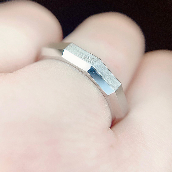 鍛造製法らしい指輪の厚みは一生モノにぴったりです。