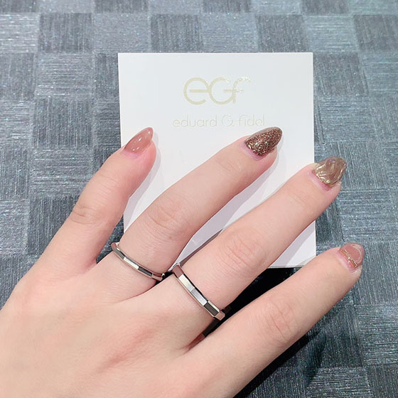 指輪自体が光を受けて輝くデザインの結婚指輪です。エッジの効いたデザインはシャープな印象に。見た目以上の着け心地の良さを実感頂けます！
