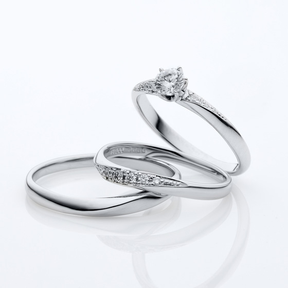 婚約指輪（エンゲージリング）はストレートタイプでセンターダイヤモンドの両サイドに流れるようにメレダイヤモンがでデザインされています。