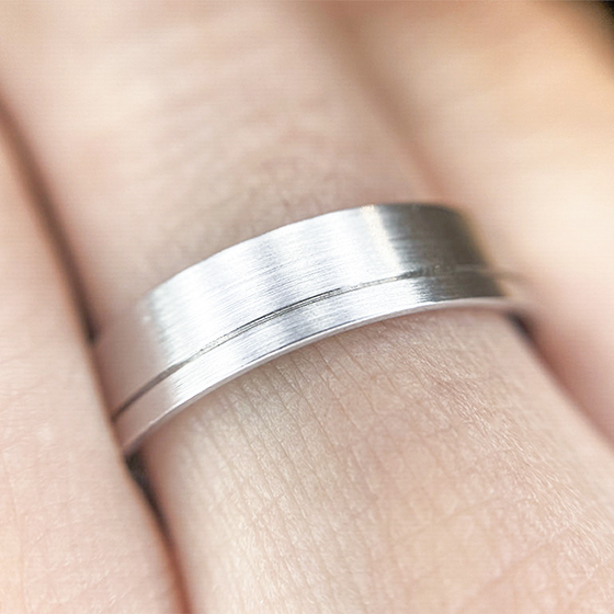 鍛造製法の重厚感や丈夫さは一生ものの結婚指輪に特にふさわしいとされています。