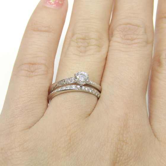 重ね付けする結婚指輪には、斜めのダイヤモンドのラインが美しいストレートタイプがおすすめです。