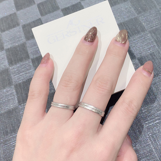 平打ちタイプのおしゃれなデザインの結婚指輪。和紙のような質感のつや消し加工の光沢が洗練された雰囲気に。着け心地が良く、飽きのこないシンプルなデザインが人気です。