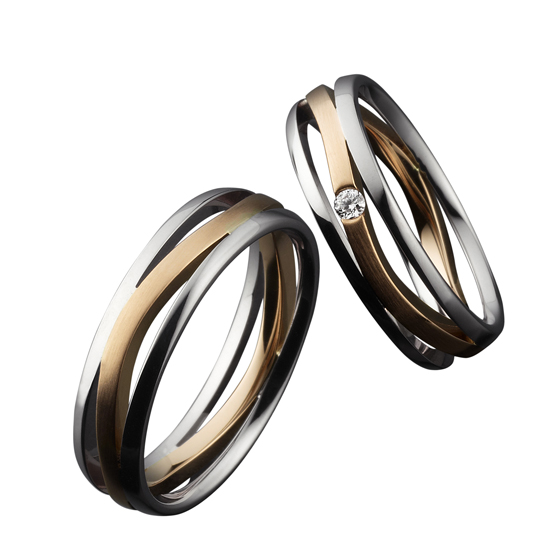 2色タイプの結婚指輪。3本のラインを組み合わせたような透かしのあるデザイン。