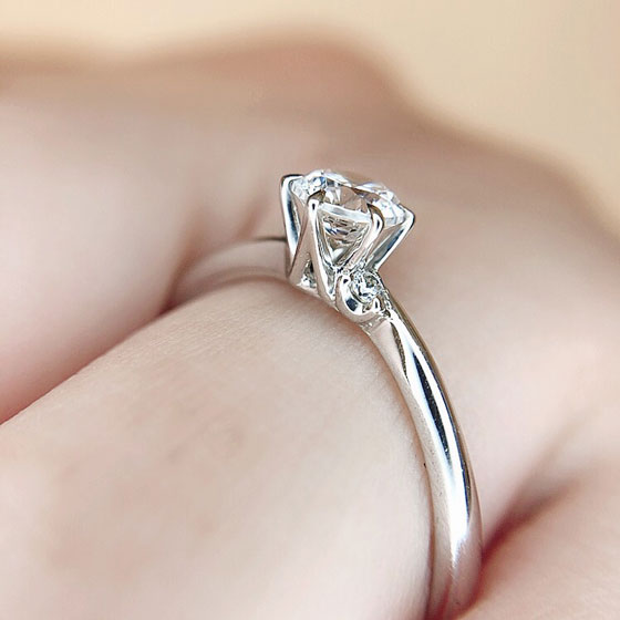 側面からみるとダイヤモンドを留める爪がスタイリッシュですっきりとした印象に。