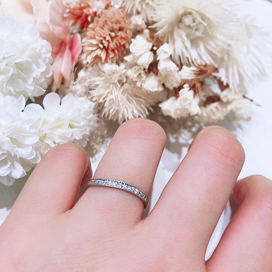 緩やかなウエーブラインが手をきれいに見せてくれる結婚指輪です。ミル打ちが上下にあしらわれ、ダイヤモンドが贅沢に留められたアンティーク感あふれるデザインですね。