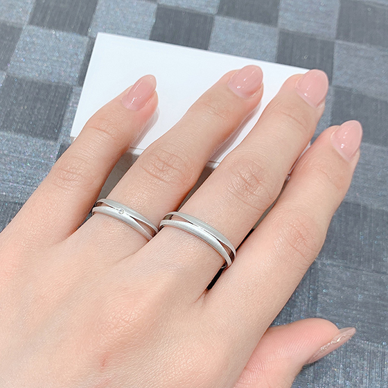 肌色が透ける上品なデザインの結婚指輪です。鍛造製法で丈夫＆滑らかな着け心地の良さ、ぜひ試着してみて✨