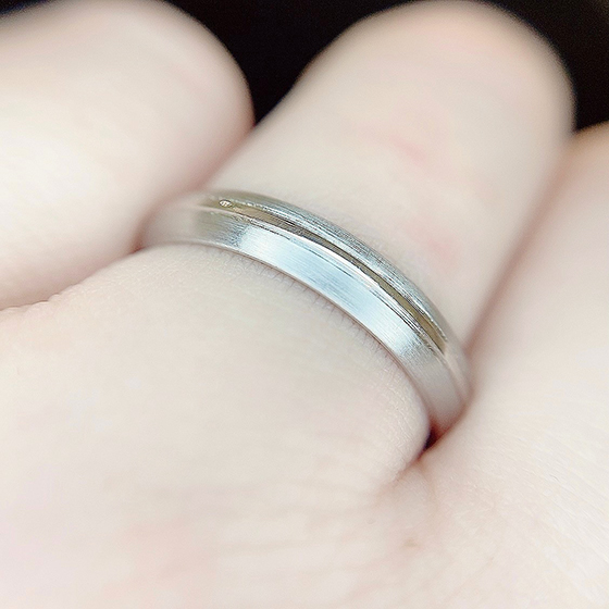 丸みのあるボリュームが結婚指輪らしさを感じて頂けます。