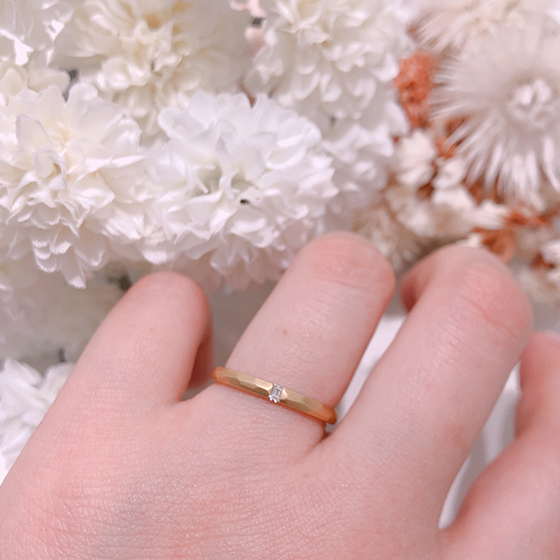 手作り感・クラフト感があり、温かみを感じる槌目模様の結婚指輪です。イエローゴールドだけでなく、プラチナやピンクゴールドなどのアレンジもOK。四角いダイヤモンドがクールな印象に。