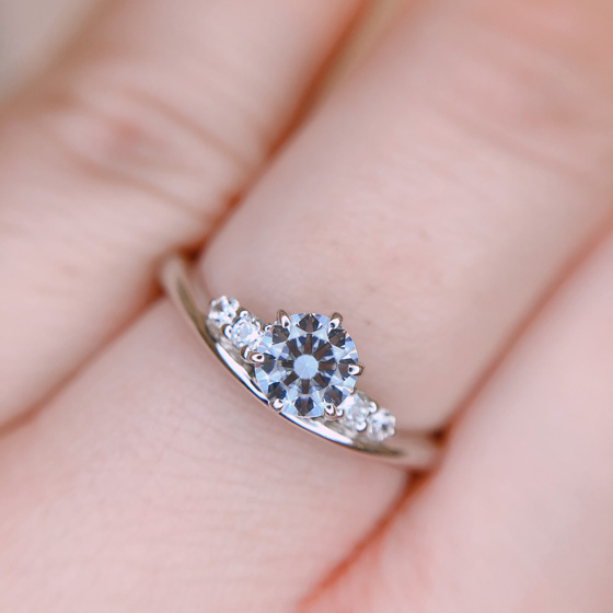 緩やかなU字ウエーブラインが指にフィットする着け心地の良い婚約指輪です。結婚指輪との重ね付けにも適しています。