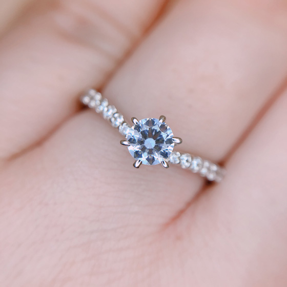 しっかりとした6本の爪で留められています。様々なカラット数のダイヤモンドと相性の良い婚約指輪デザインです。