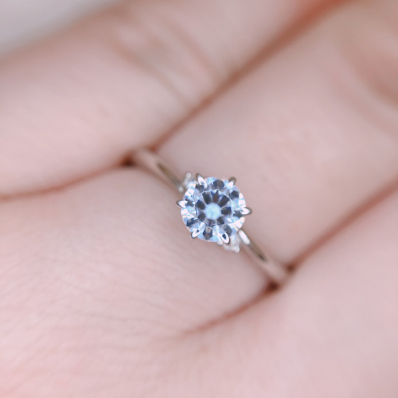 着けやすさはもちろん、メレダイヤと中心のダイヤモンドが一体となって存在感がある婚約指輪です