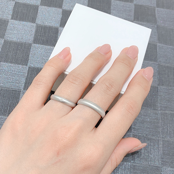 メレダイヤモンドが菱形・ダイヤの形に留められたシンプル＆キュートな結婚指輪。指に馴染む着け心地の良さもおススメです！