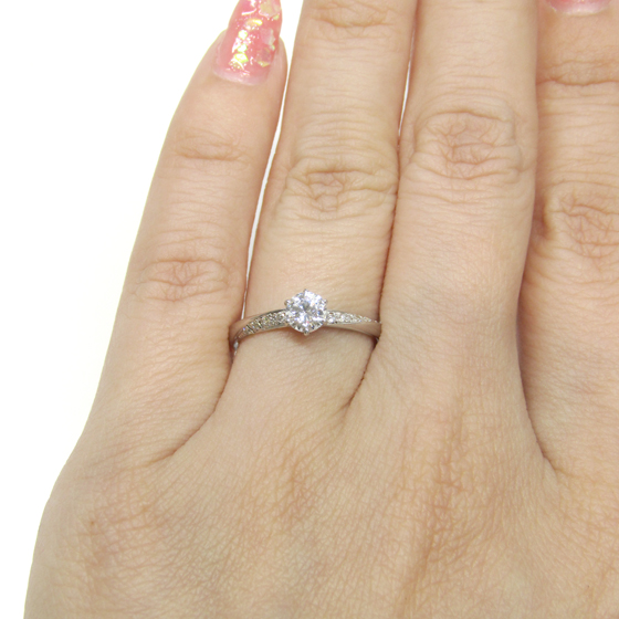 ストレートタイプのプラチナリングに流れるようなメレダイヤモンドのラインが美しい婚約指輪。