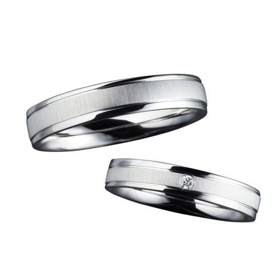 幅広なリングにラインが２本入っています。ラインの間に特殊なつや消し加工がしてあり上品な結婚指輪に仕上がっています