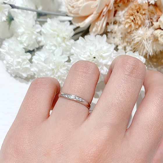 プラチナに斜めラインの大粒ダイヤモンドが人気の結婚指輪です。ブルーダイヤモンドやピンクダイヤモンドなどアレンジも可能です。