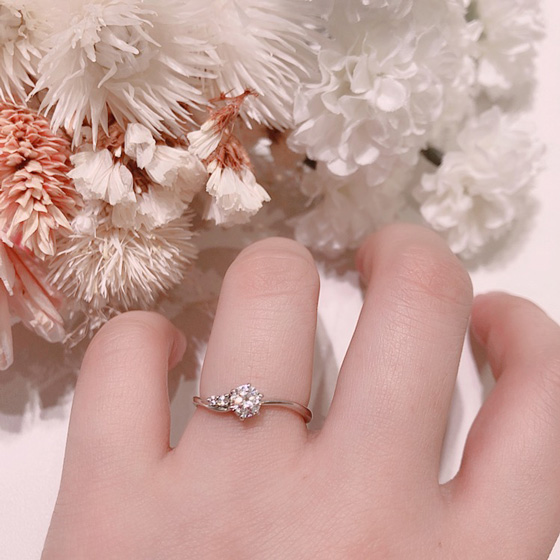 細身のウエーブラインは、より女性らしさがあり指を綺麗に魅せてくれる婚約指輪デザインです。