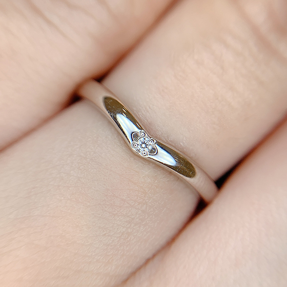 結婚指輪の幅いっぱいに留まったダイヤモンドがさりげなく輝きます。