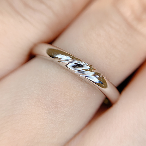 男性用の結婚指輪は女性のデザインに合わせた斜めライン。さり気ないデザインが人気です。
