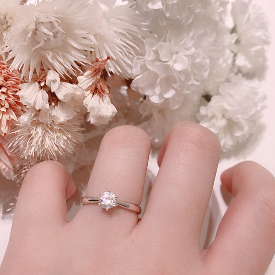飾ることのない、シンプルな一粒タイプの婚約指輪。中央のダイヤモンドそのもののクオリティーをお楽しみ頂くことが出来ます。