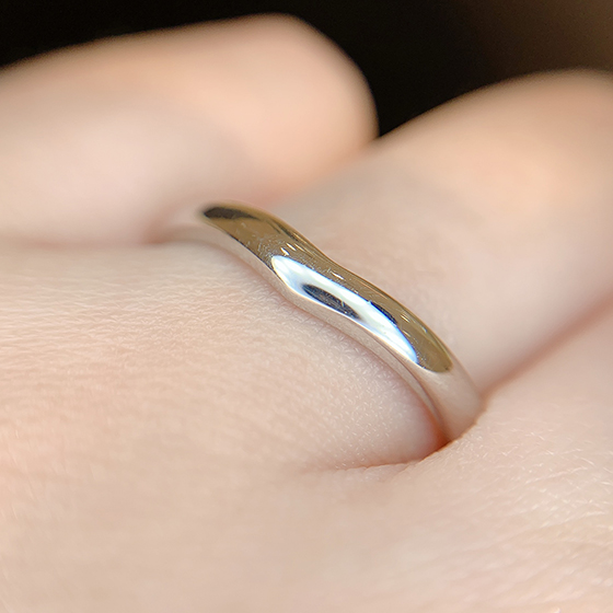 結婚指輪の形状に動きがあるので、様々な角度から見ると、違った表情が見られます。