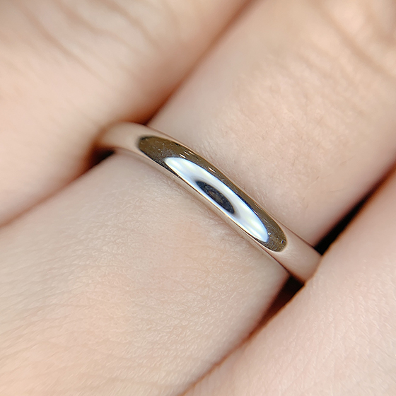 男性にもとっても人気のシンプルウェーブラインの結婚指輪。