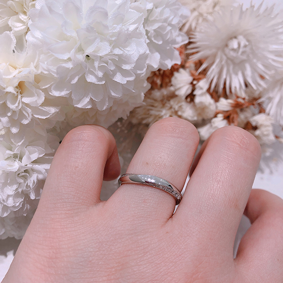 上下をダイヤモンドに挟まれた華やか＆重厚感ある結婚指輪です。表面は比較的シンプルに見えますね。