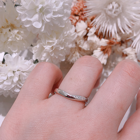 柔らかなウエーブのフォルムが指にしっくり馴染みます。右側のみにダイヤモンドあしらわれ、程よい存在感の結婚指輪です。