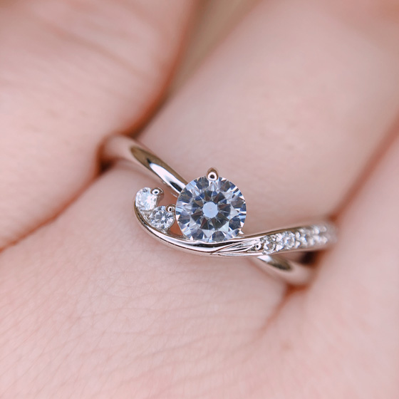 ダイヤモンドを留める爪が1つのため、ダイヤモンドの輝きを贅沢に感じられます。動きのあるデザインはお手元をよりお洒落な印象に。