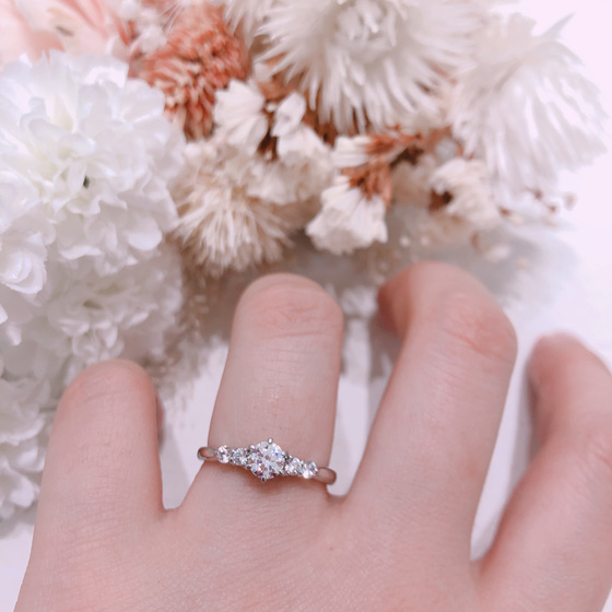 程よくボリューム感のあるストレートタイプの婚約指輪。大粒のメレダイヤモンドがゴージャスな印象に。