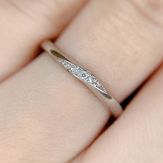 細く入ったダイヤモンドのラインが美しい結婚指輪です。