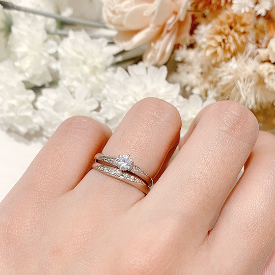 ダイヤモンドの粒が大き目で輝きが美しく、存在感のあるセットリング（婚約指輪・結婚指輪）です。