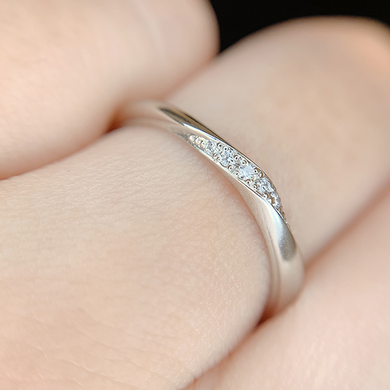結婚指輪の側面までしっかりと施されたダイヤモンドが美しいデザインです。
