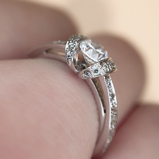 側面は透かしになっていて、上品＆先を見通せる縁起の良いデザイン。自分からも対面する人からもダイヤモンドの輝きがしっかりと見える婚約指輪。