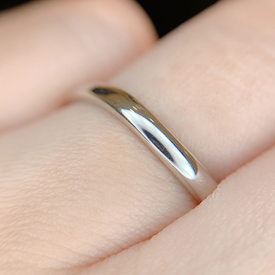 シンプルで程よいボリューム感の結婚指輪はTPOを選ばず身に着けられてとても人気です。