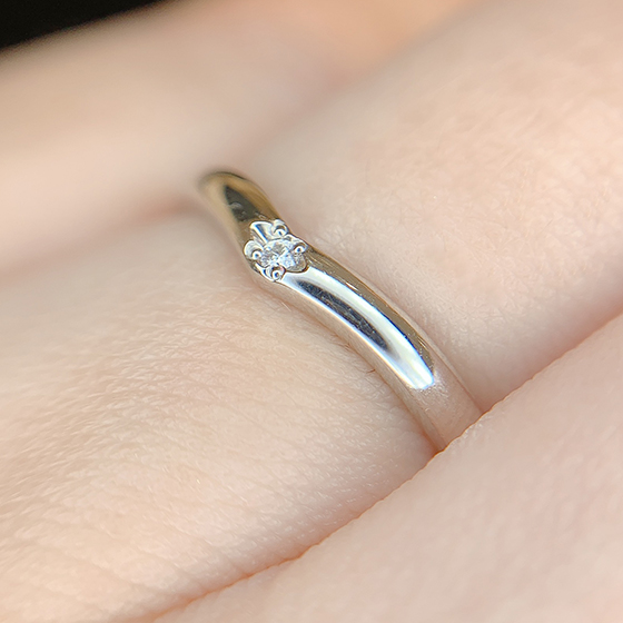 シンプルだけど、人と被りにくい結婚指輪が理想であれば、V字ラインの結婚指輪がおすすめです。
