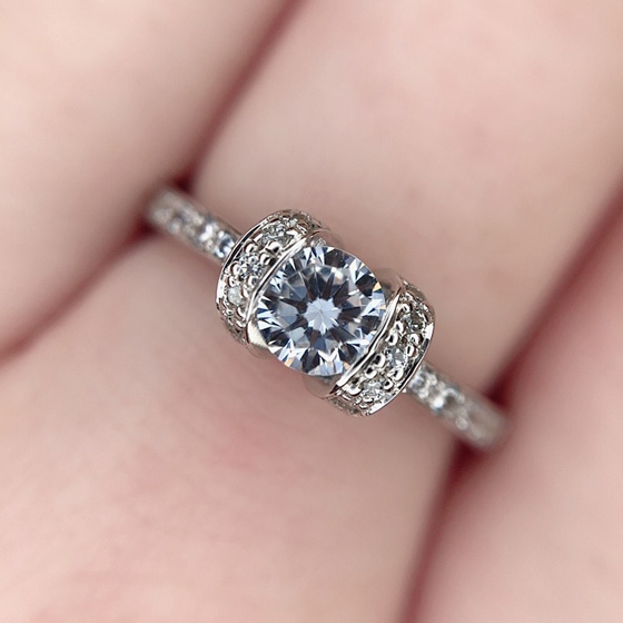 ダイヤモンドの形を贅沢に感じられる婚約指輪。ダイヤモンド好きにはたまらない1本です。