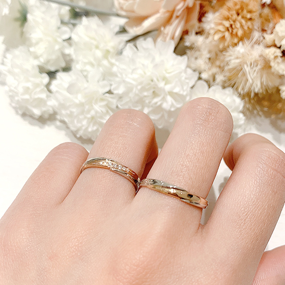 ストレートタイプ、ピンクゴールド部分にダイヤモンドが留められた華やかなデザイン。婚約指輪との重ね付けもおススメです。