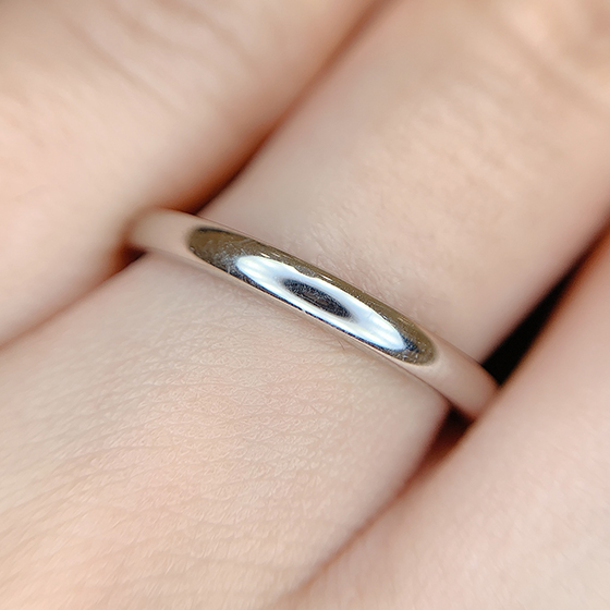 ストレートデザインがとっても身に着けやすい結婚指輪です。