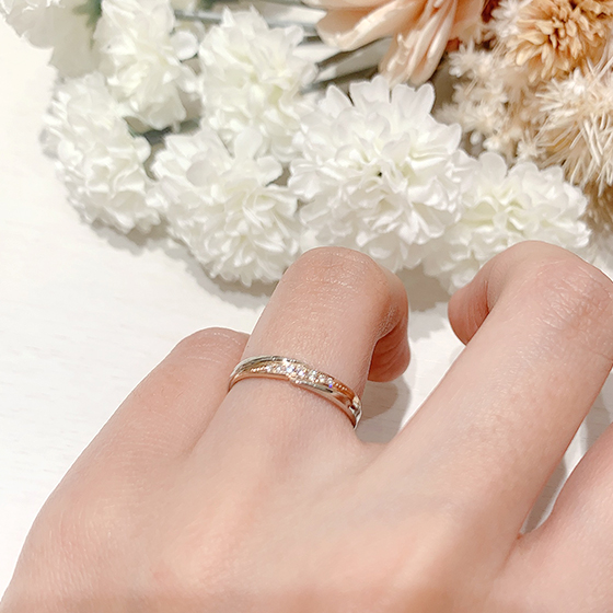 プラチナとピンクゴールドの2色の敗色が美しい結婚指輪です。