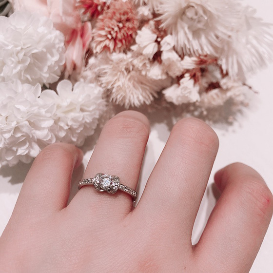 ストレートタイプで中心に向かってアームが絞られており、指をきれいに見せてくれる婚約指輪です。腕部分左右7石ずつ、飾り部分は5石ずつダイヤモンドが留められています。