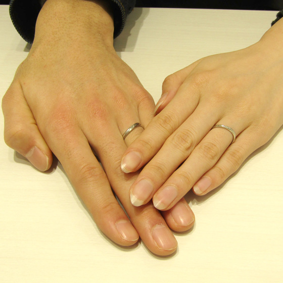 >緩やかなウエーブラインが指にしっくりと馴染み、着け心地のよい結婚指輪です。