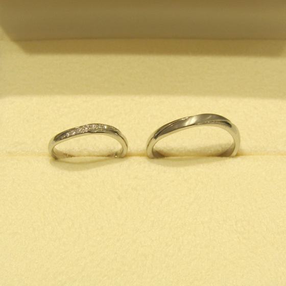 >女性用は鏡面加工・男性用は部分的につや消し加工を施した洗練されたデザインの結婚指輪です。