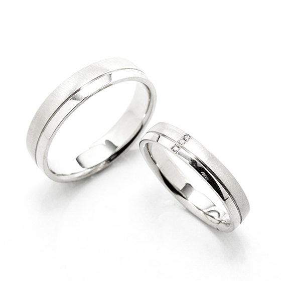 センターラインを施したシンプルな結婚指輪。