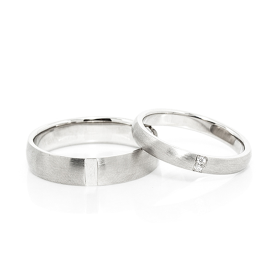 シンプルな甲丸タイプの結婚指輪。表面全体をつや消し加工を施しております。