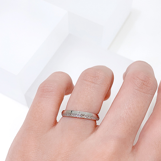 立体的なデザインが洗練された大人の雰囲気の結婚指輪です。重厚感・輝き・高品質をお求めの方におススメです。